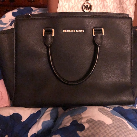 Woman’s medium sized black Michael kors purse - Picture 2 of 3
